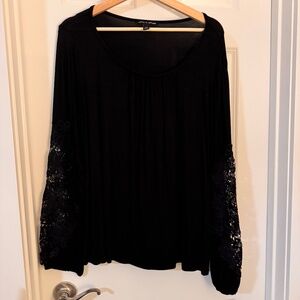 Cable & Gauge EUC large black knit long sleeve top, knit lace accent sleeves